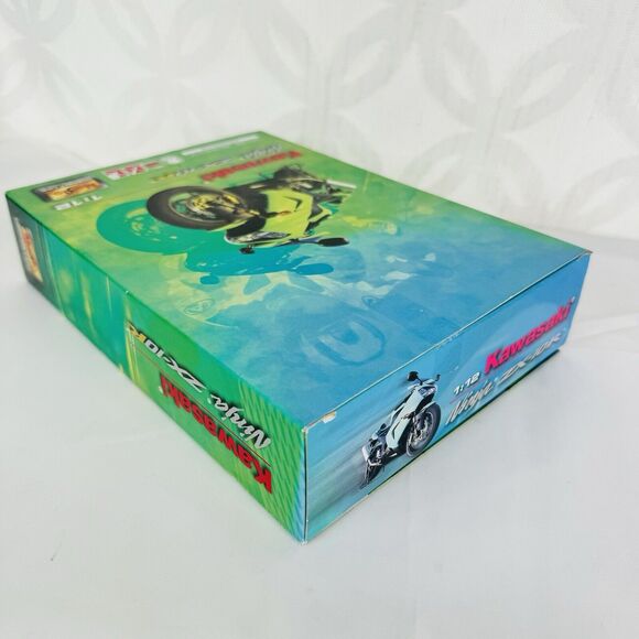 Maisto Kawasaki Ninja ZX-10R Black 1/12 Scale Model Kit #39055 - Picture 6 of 9